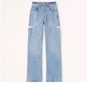 Abercrombie and Fitch Curve Love Low Rise 90s
Baggy Jean